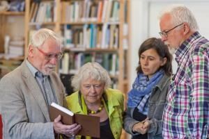 Axel Weber (links), Enkel des Moorforschers C. A. Weber, zu Besuch in der Greifswalder Moorbibliothek