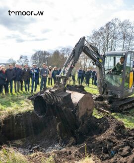 Spatenstich im Sernitz-Moor (Foto: Lucas Treise/BioFilm/Michael Succow Stiftung)