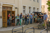 Teamwork: 600 kg Bücher wollen ausgeladen werden.  (Film: T. Dahms)