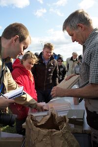 Baumaterialien aus Paludikultur-Rohstoffen sind für die Besucher von großem Interesse (Photo: G. Gaudig)